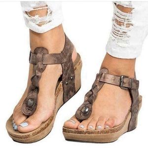 NWOT Roman Retro Gladiator T-strap wedge sandals